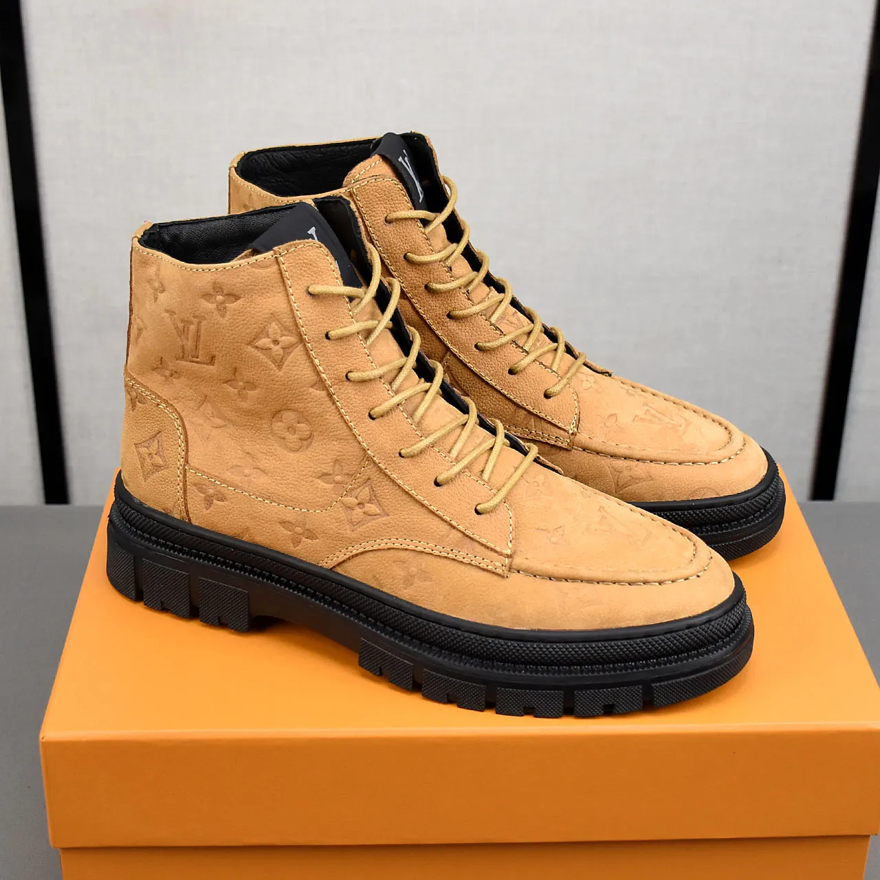 PP leather 240 gross 260👟👟👟LOUIS VUITTON LV donkey brand new thick-soled lace-up big-toe shoes men's casual shoes high-top short boots. These boots are made of waterproof nubuck to create a lightweight and comfortable shoe body. The trendy attitude of being both strong and soft makes it an everyday choice. ✔Upper: imported nubuck leather ✔Lining: sheepskin or wool ✔Outsole: molded outsole Size: 38-44
